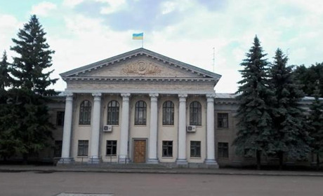 Адмінбудівля райради та інше майно району перейде у власність міста