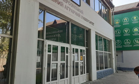 В аграрному університеті в Херсоні стріляли — пошкодили двері на вході. Поліція шукає свідків