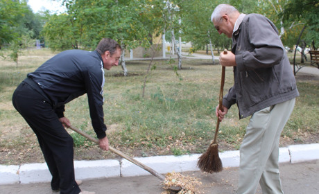 На день довкілля троїчани прибирали прилеглі території до будівель офісів і організацій
