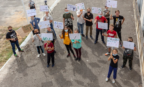 У селищі в сірій зоні дітей навчили протестувати. Вони влаштували мітинг проти домашніх завдань 