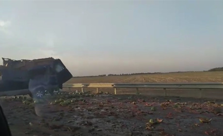 Вся дорога в кавунах. В ютуб виклали відео ДТП з фургона, що віз баштанні (обережно — матюки!)