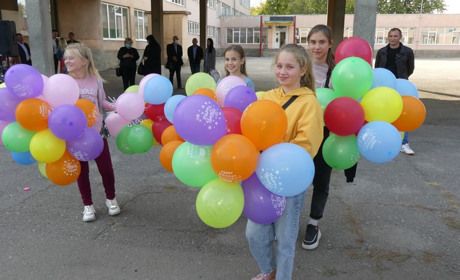 Подарували ноутбуки та набори робототехніки: лозівські школи відсвяткували ювілеї