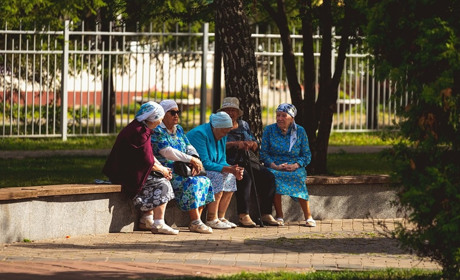 Пенсіонерам віком за 75 років підвищать пенсію: встановлена доплата до 400 грн 
