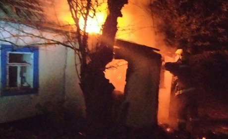 На Сірогозщині пенсіонерку з палаючого будинку врятували сусіди