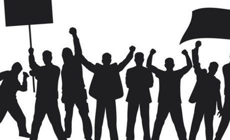 «Рідний дім» у Мені мітингує проти зняття свого кандидата з виборів. Наживо