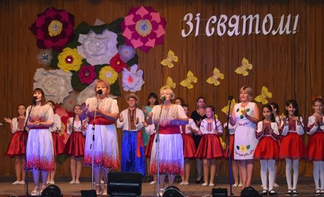 Освітян Сірогозщини привітали з професійним святом: квіти, грамоти, подяки і музичні вітання