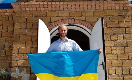 «Постільна білизна від Горбовських». Як священик єдиної у районі церкви ПЦУ заснував хендмейд бренд