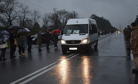 "Живим коридором": у Новограді зустріли загиблого курсанта Богдана Матвійчука