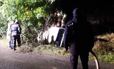 Біля Іванківців ВАЗ в'їхав у дерево, водія діставали з авто рятувальники