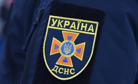 У Новоград-Волинському районі рятувальники витягли вантажівку з кювета