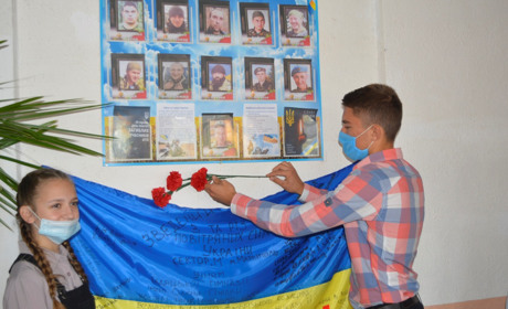 У Гадяцькому ліцеї відкрили стенд пам’яті землякам-героям