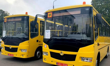 У Корюківці нові автобуси для підвезення учнів отримали перша міська і Наумівська школи