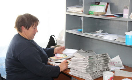 Листоноші працюють за мінімальну зарплату і мріють, щоб у троїчан були поштові скриньки