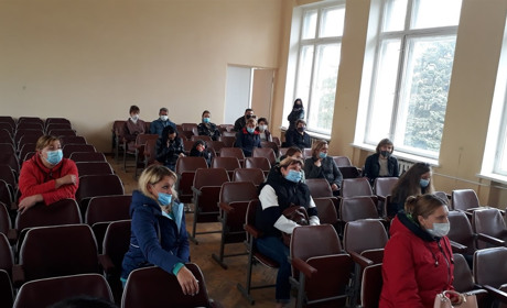 Батьки району мітингують проти дистанційного навчання