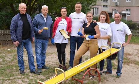 Толока “ЗА МАЙБУТНЄ”: загрібали, замітали, фарбували, ремонтували кандидати в депутати