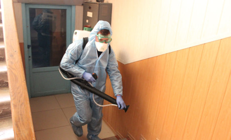 В Троїцькому тривають планові обробки офісів та будівель дезінфікуючими засобами від COVID-19