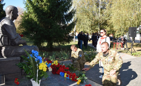 Дев’ять воїнів-захисників посмертно стали Почесними громадянами. Посвідчення отримали їхні рідні