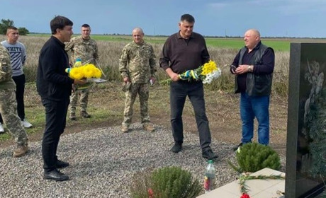 Волонтери провели скорботний мітинг біля пам’ятника загиблим артилеристам поблизу села Рівне