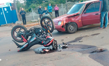 У Мені мотоцикл зі школярами врізався в автівку 