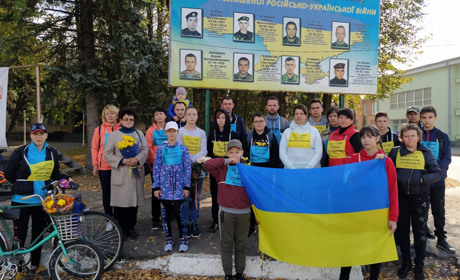 У Мені їхали на велосипедах за героїв України