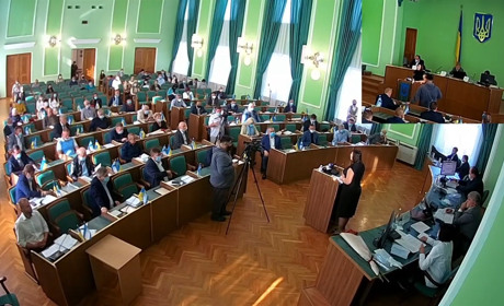 Сидять через одного, проте маски вдягнули не всі. Депутати облради зібрались на сесію