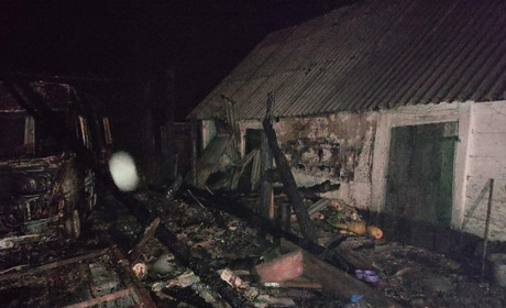 Вогонь знищив господарчу будівлю та Mersedes: у Новоград-Волинському районі сталася пожежа