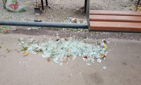 Черговий акт вандалізму у Ніжині: від рук невідомих постраждала зупинка 