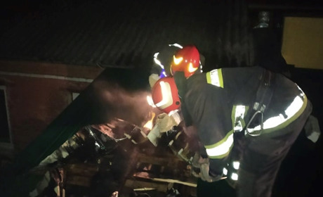 У Старокостянтинові через коротке замкнення горів дах будинку 