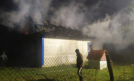 Згорів дах: вночі на Сарненщині вогонь охопив житловий будинок