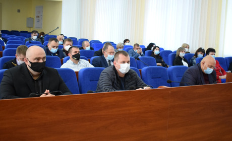 Остання сесія міської ради. Початок: частково онлайн і пропозиція зняти всі питання, окрім бюджету