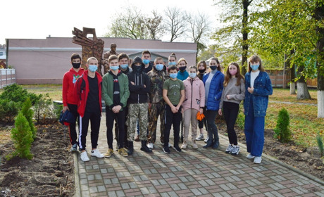 Білі тюльпани і туї висадили учні Корюківської гімназії біля пам’ятника «чорнобильцям»