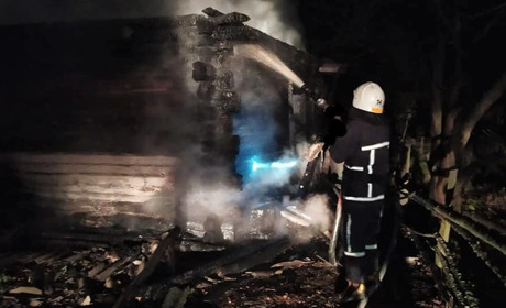 З цигаркою в ліжку: три чоловіки згоріли у власній оселі