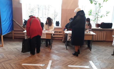 Вже зранку на виборчих дільницях спостерігаються черги