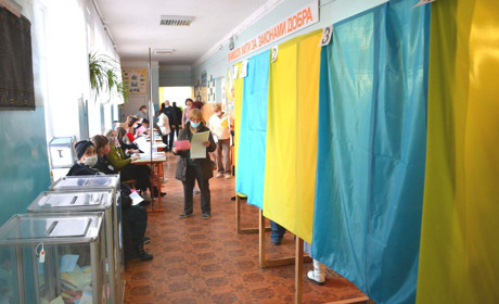 Загальна проблема на усіх дільницях Золотоноші: пенсіонерам доводиться довго вивчати бюлетені