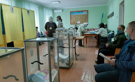 Явка виборців у Старокостянтинові невисока, а у  селах краща - голова ТВК