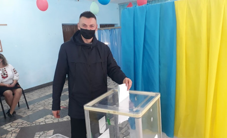 У Студениках вже проголосувала третина виборців. Що цікавого на дільниці?