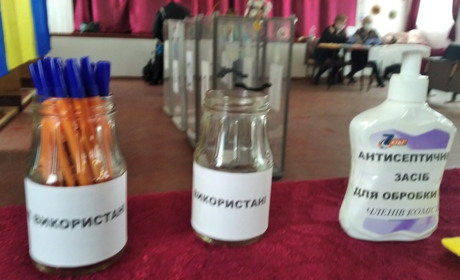 Як голосують на дільниці Троїцьке-1 (Циганівка)