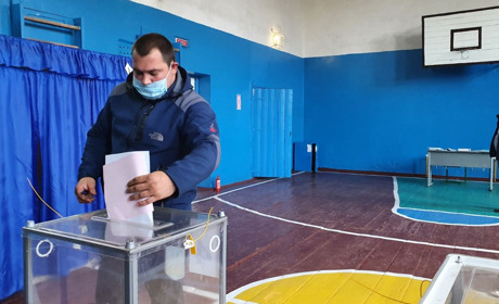 В селі Тимонове 48 виборців голосували вдома, а на виборчу дільницю дійшли лише третина населення