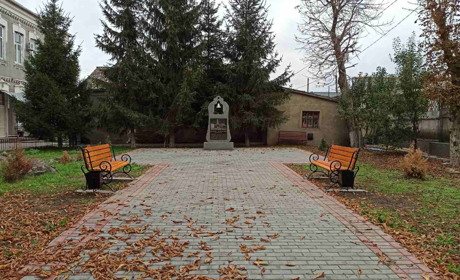 У сквері біля пам'ятного знака ліквідаторам Чорнобильської катастрофи поставили лавки: фотофакт