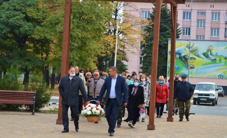 У Добропіллі відбулося покладання квітів з нагоди Дня визволення України від нацистських загарбників