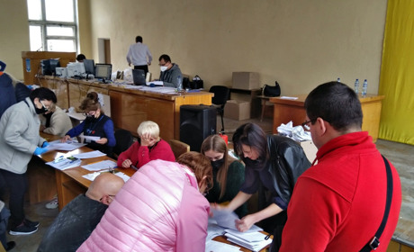 Натовпи без масок, поліції не вистачає. Як ведуть перерахунок голосів у Корабельній ТВК (відео)