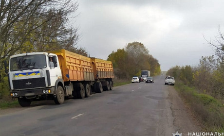 Під колеса вантажівки потрапив 61-річний чоловік