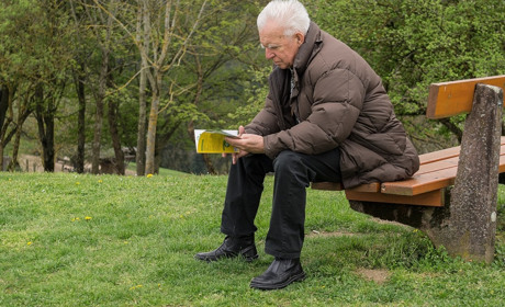 «Кнопка безпеки» та браслети з QR-кодом: Уряд планує посилити захист людей похилого віку з 2023 року