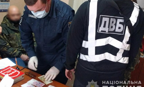 Славутчанин, що незаконно зберігав вогнепальну зброю, спробував підкупити слідчого
