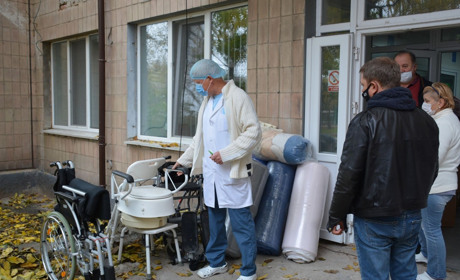 Благодійники передали Золотоніській районній лікарні  медичні ліжка