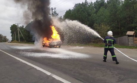 Посеред Старонетішинської горів автомобіль