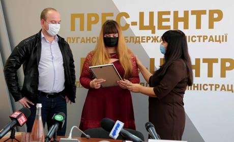 Три сім’ї стали власниками квартир у Золотому: хто їх отримав