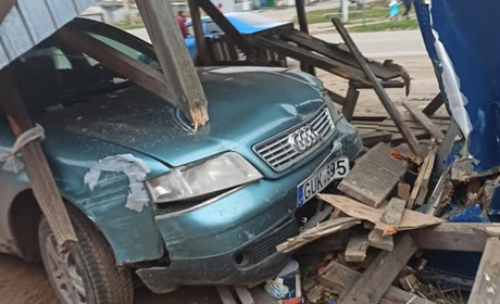 ОНОВЛЕНО! Машина врізалась у торгову точку одного з колишніх депутатів міськради