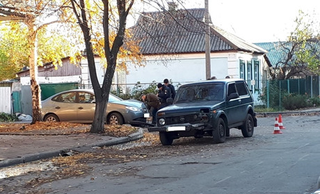 Потрійна ДТП: у Лозовій біля районної поліклініки зіткнулися три легковика