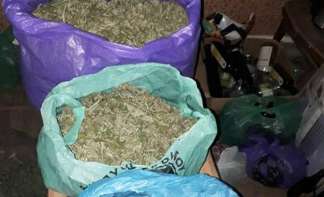 На Старокостянтинівщині у наркоділків вилучили 6 мішків із канабісом та пістолет «Шмайсер» 